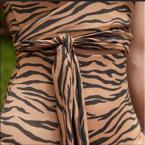 SOLD! Brand NEW Aerie Wrap One-Piece Cutout Swimsuit | Animal Print | Sz M - Picture 4 of 4